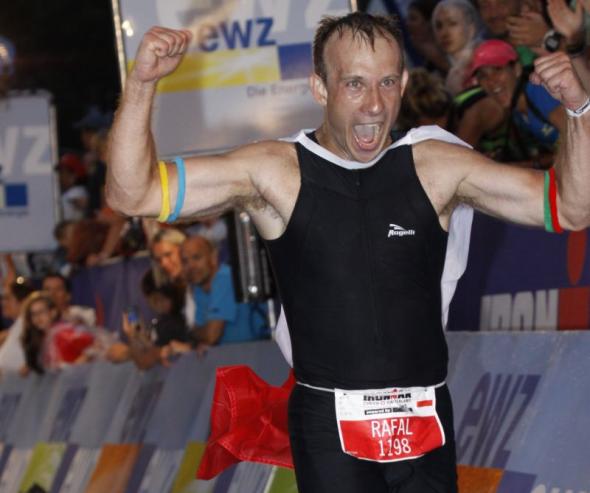 Szczęśliwy Rafał Ławski na mecie triathlonu w Zurichu