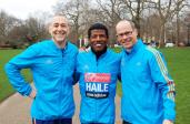 Haile Gebrselassie z Michelem Roux Jr. oraz dyrektorem londyńskiego maratonu Hugh Brasherem w parku St James's w Londynie
