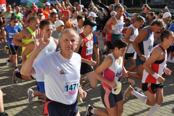 Prof. Kołodko biegnie w maratonie w Krynicy